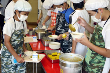 日本政府が掲載した学校給食の写真が物議を醸している問題が、中国のネット上でも話題になっている。
