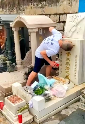 香港の警察は、香港の伝説的ロックバンドBEYONDのボーカルで、1993年に他界したウォン・カークイ（黄家駒）さんの墓碑を汚損・破壊したとして、15歳と23歳の男2人を刑事損壊の疑いで逮捕した。