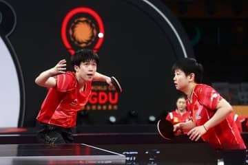 中国卓球協会は7日、パリ五輪の混合ダブルスと男子シングルスの代表選手を発表した。写真は王楚欽（左）と孫穎莎（右）。