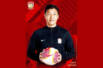 中国のスポーツメディア・直播吧は8日、サッカーの中国スーパーリーグ・青島西海岸の監督を務める黒崎久志氏の56歳の誕生日をチームが祝福したと報じた。