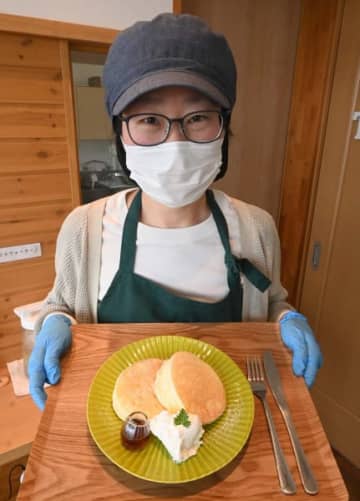 こだわりのパンケーキを提供する新田祐子店主。ふわっとした食感が楽しめる