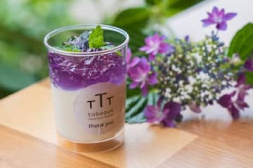 「Food＆drinks TTT」オリジナルデザート「紫陽花パンナコッタ」の提供イメージ